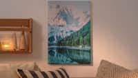 Landschaftsmotive auf Leinwand drucken Deine Leinwand mit einem Landschaftsfoto hängt an einer Wohnzimmerwand.