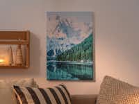 Landschaftsmotive auf Leinwand drucken Deine Leinwand mit einem Landschaftsfoto hängt an einer Wohnzimmerwand.