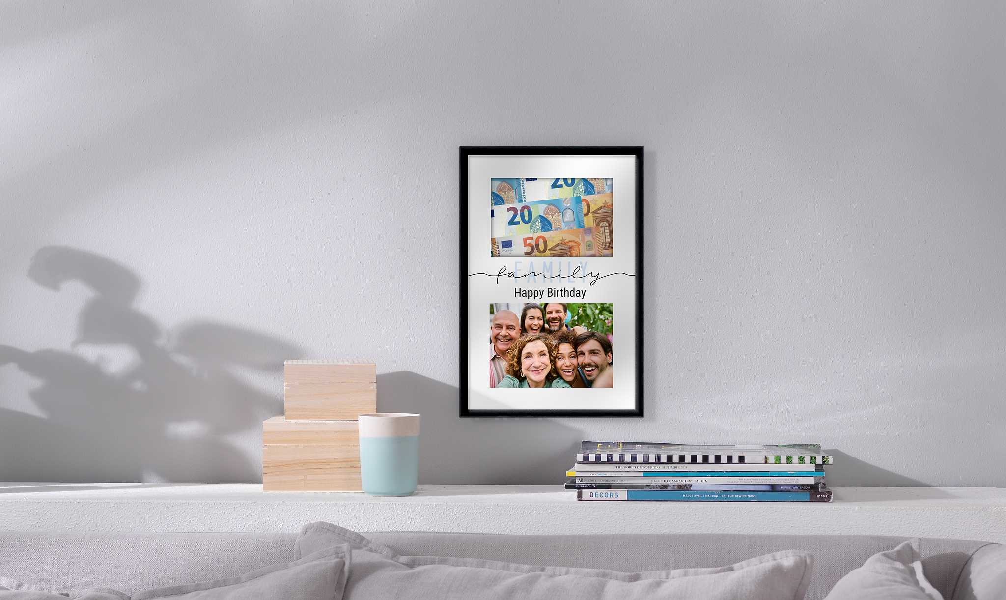 Porta soldi con ritaglio a rettangolo e foto di famiglia appeso al muro