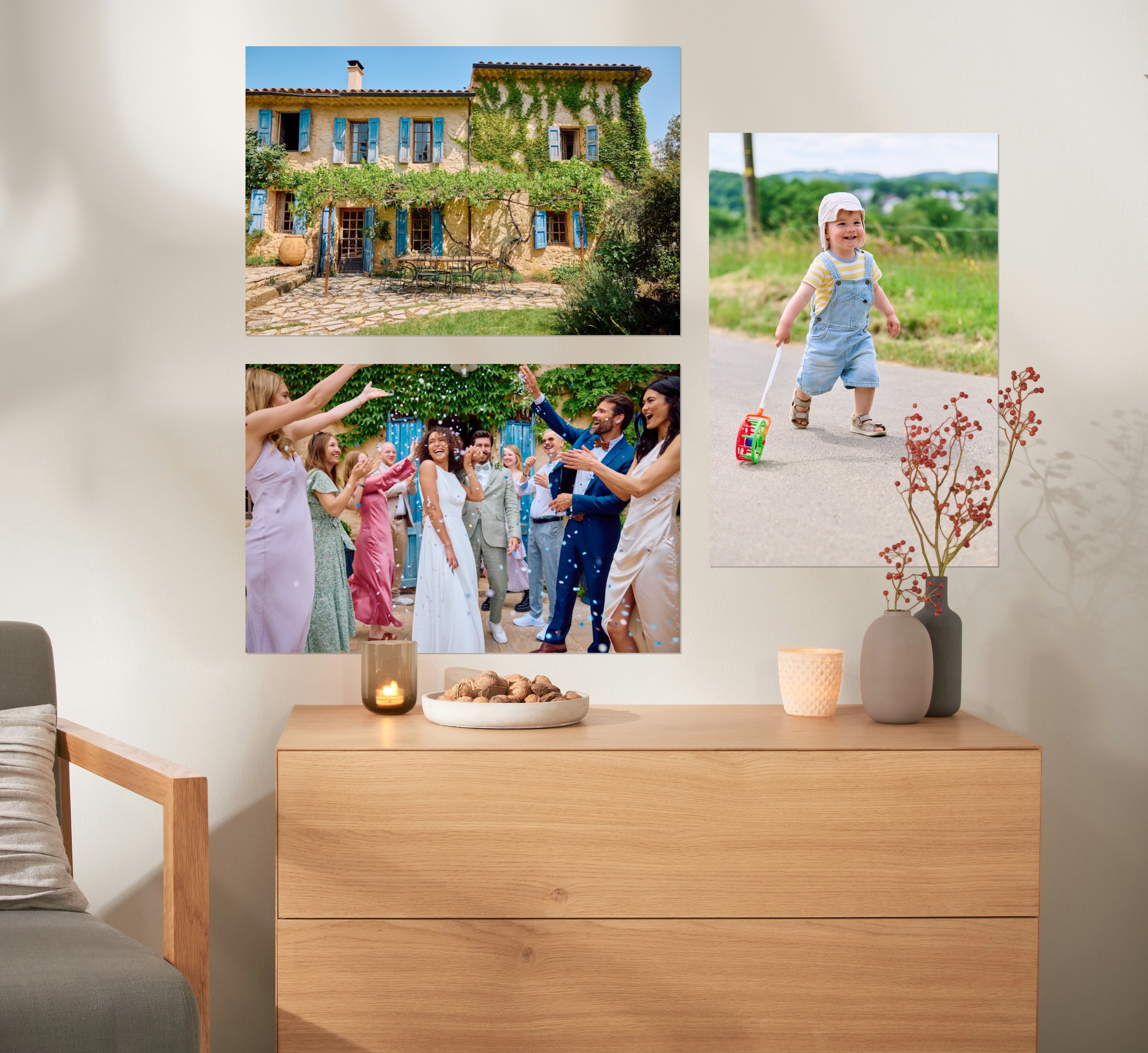 Drei Fotoposter im Format 60x40 cm hängen über einer Kommode und zeigen Fotos einer Familie.