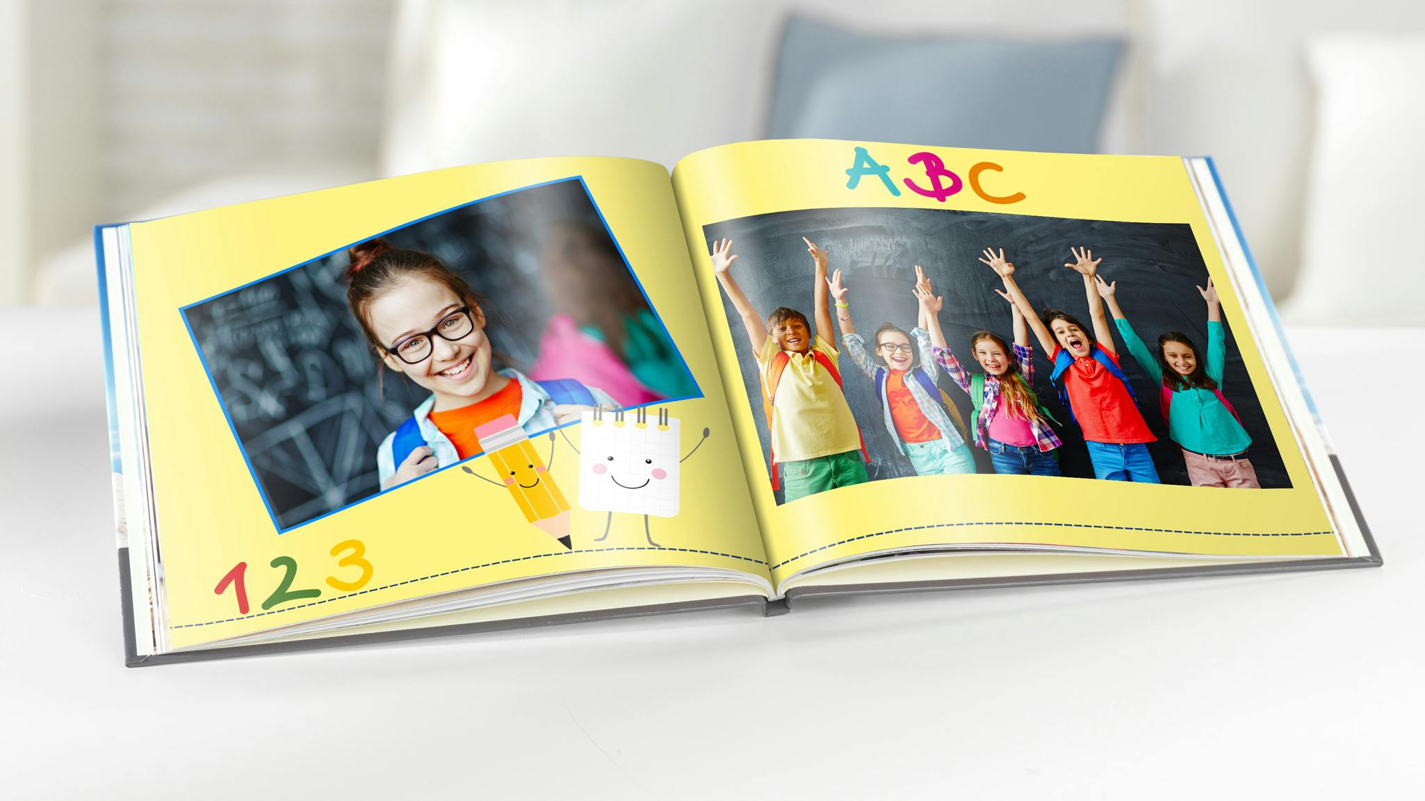 Fotobuch der Einschulung Fotobuch des Tages der Einschulung auf einem Tisch liegend