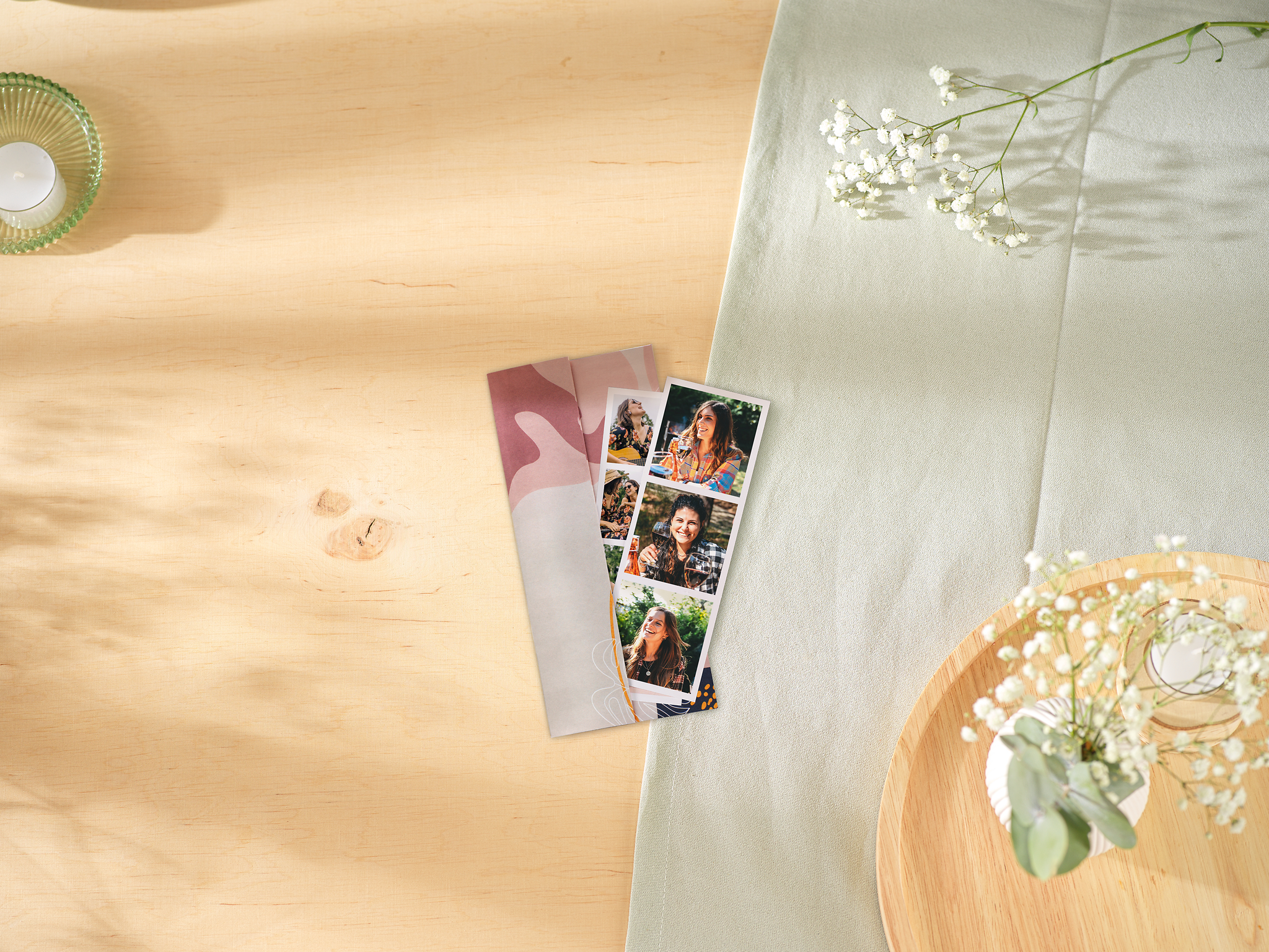 Zwei Fotostreifen sind mit jeweils 3 Fotos von Freundinnen gestaltet und liegen in einem Umschlag auf einem Tisch