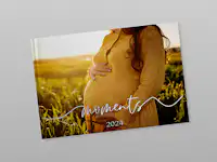 Álbum de fotos Pixum con la plantilla «Moments» Una portada de un álbum de fotos de Pixum con la plantilla «Moments» para crear un álbum de fotos de bebé