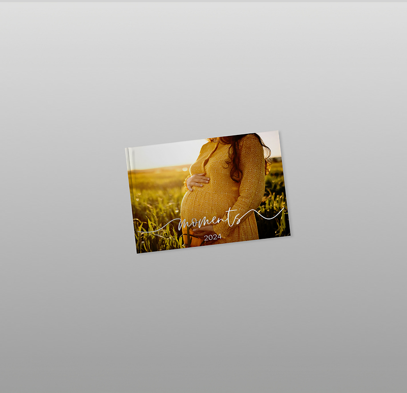 Eine Cover eines Pixum Fotobuches mit der Vorlage "Moments", um ein Babyalbum zu gestalten