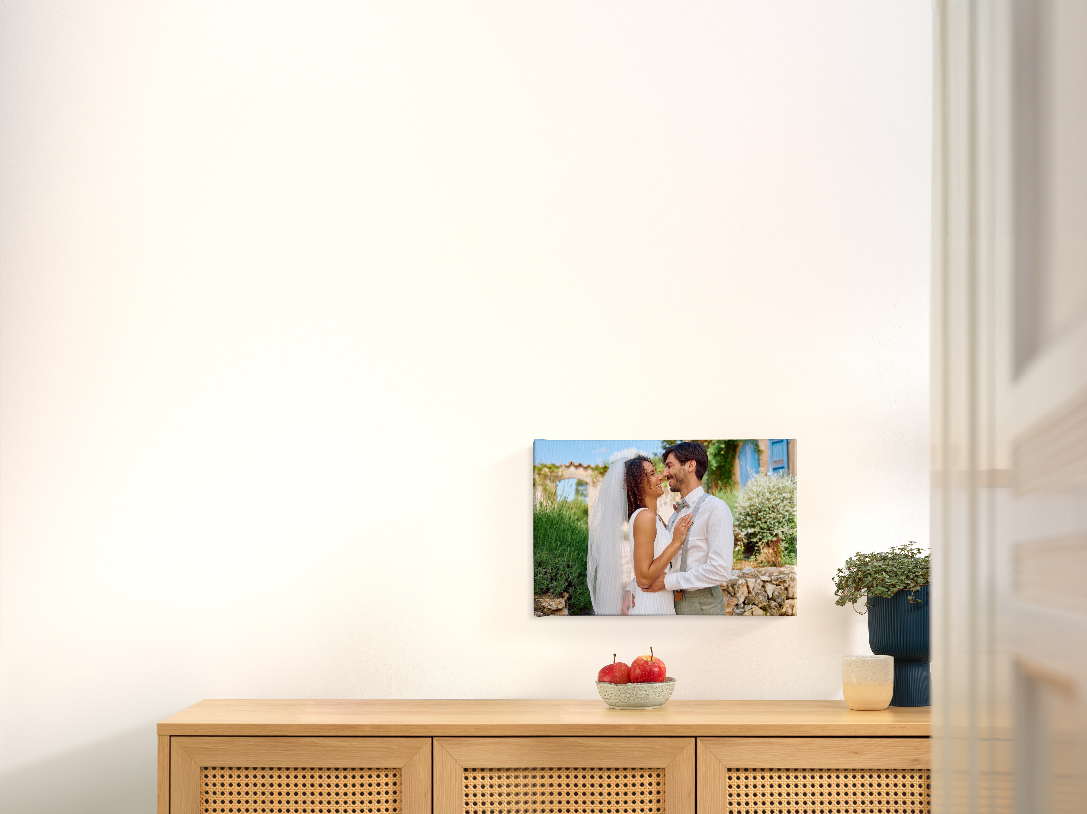 Fotoleinwand  in den Maßen 60 x 40 cm an einer Wand mit Motiv eines Pärchens.