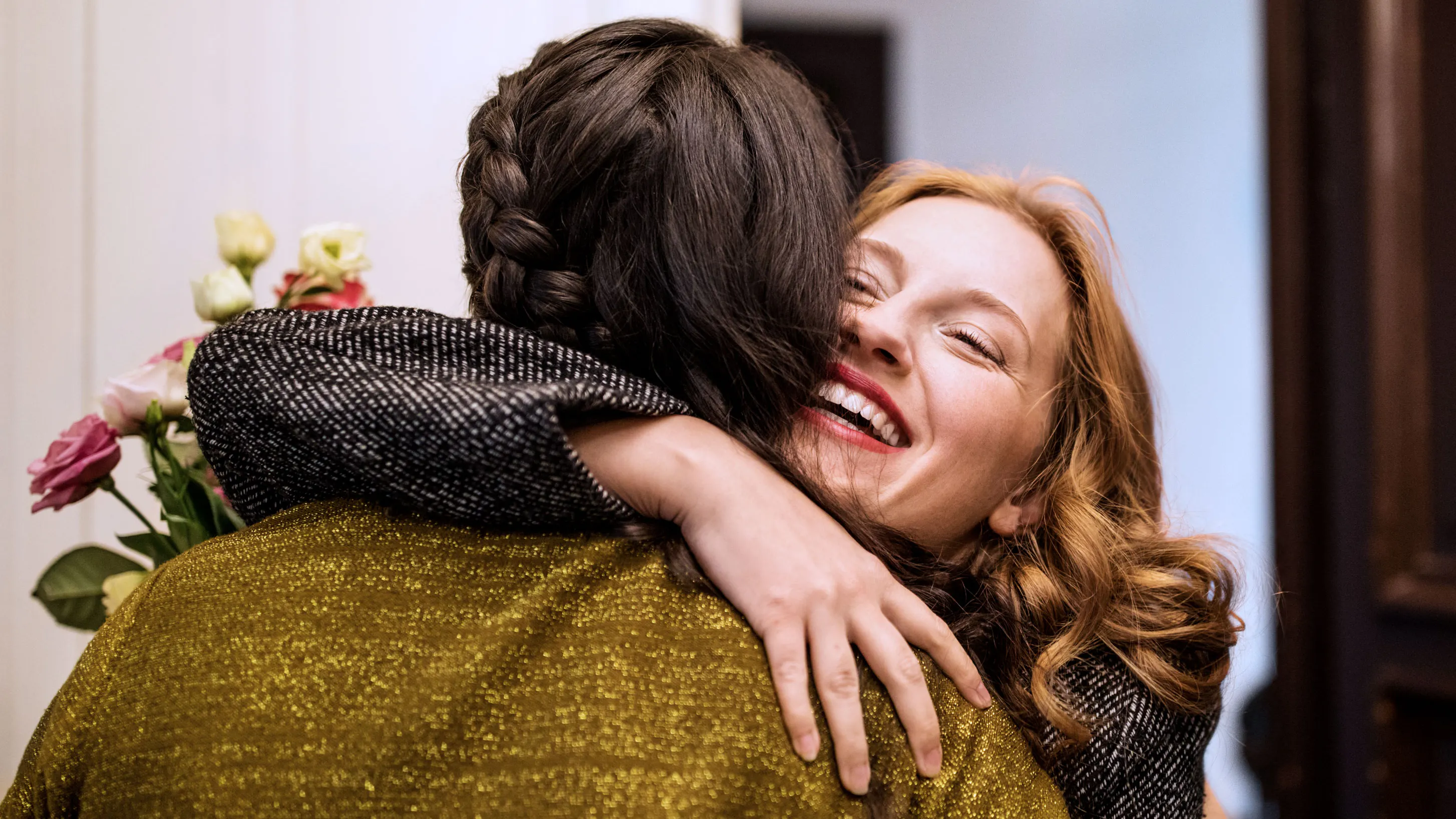 Zwei Freundinnen die sich umarmen Zwei Freundinnen die sich umarmen