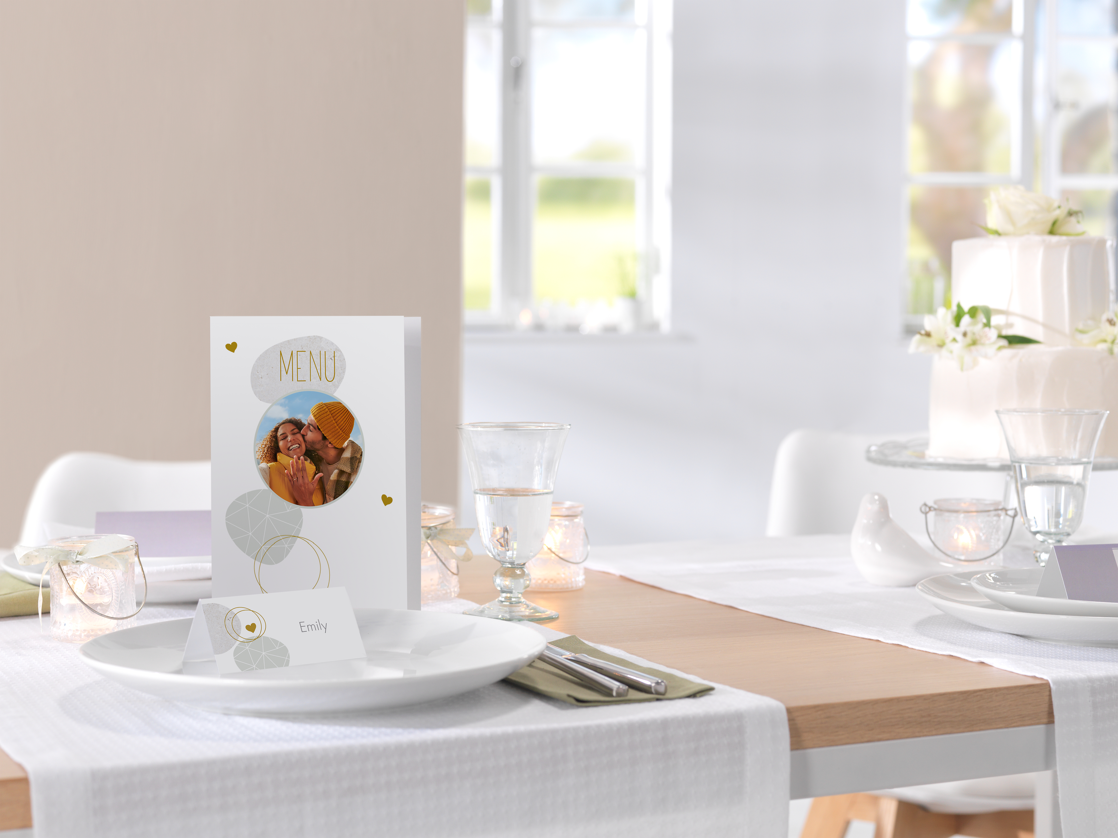 Menukaart met foto voor een bruiloft staat op een tafel.