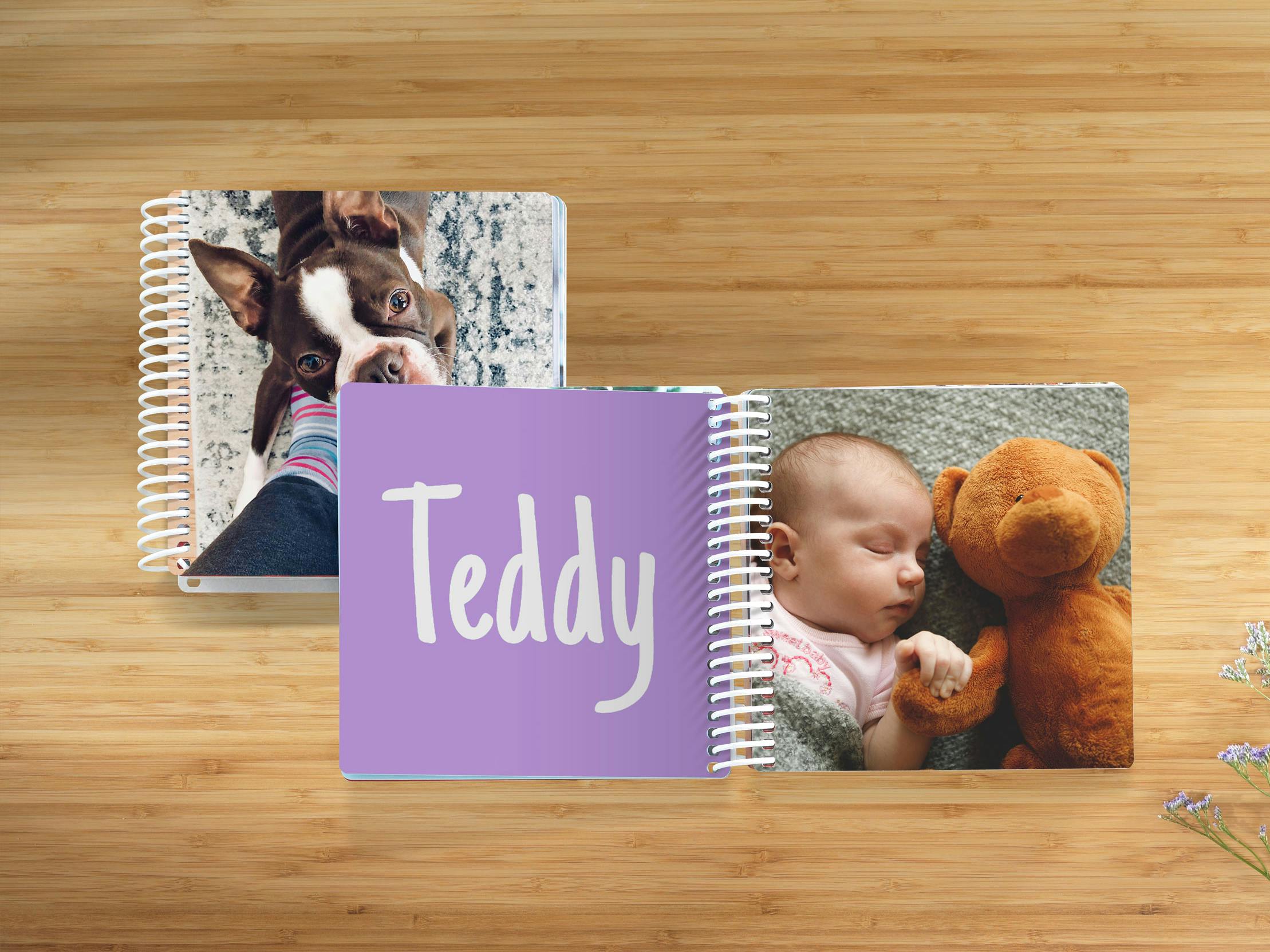 Babyboek Pixum met een babyfoto op een houten tafel