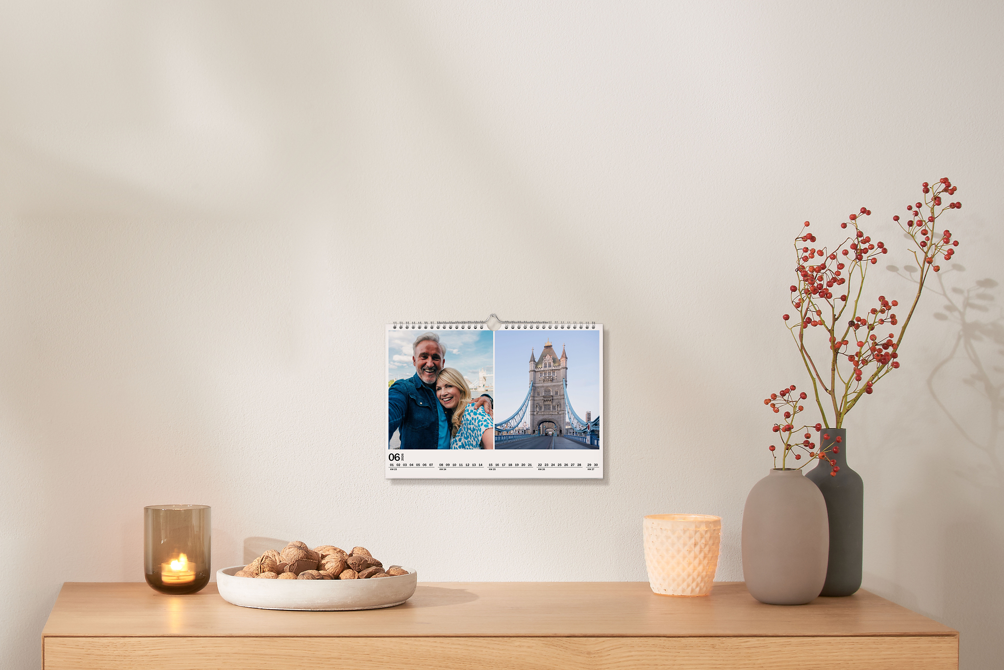 Calendario de pared A4 en formato panorámico con dos fotos de una pareja en Londres