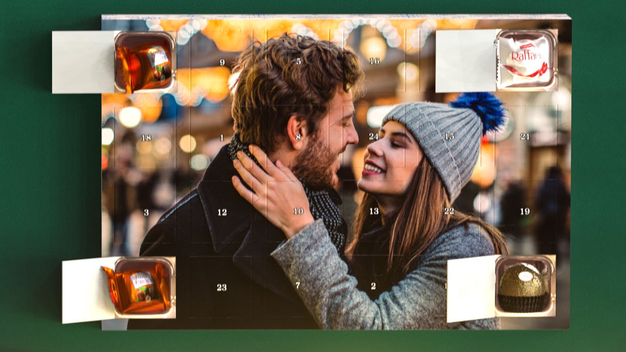 Calendario dell'Avvento personalizzato con foto di una giovane coppia e con cioccolatini Ferrero