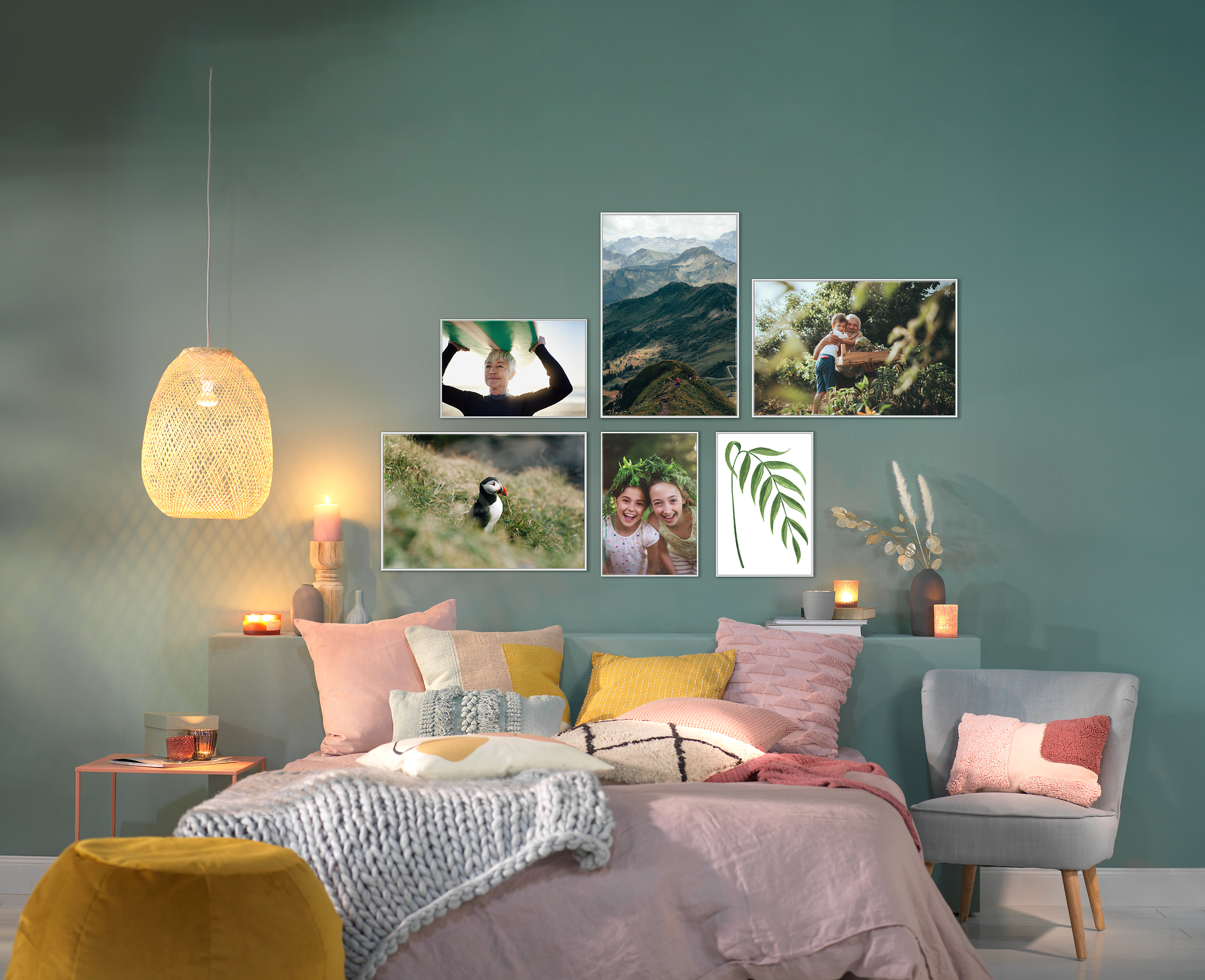 Das Bild zeigt eine Fotowand in Reihenhängung mit Bildern aus der Natur über einem Bett.