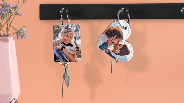 Llavero con foto Llavero con foto rectangular y en forma de corazón en ambiente
