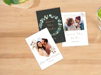 Fotokarten als Save The Date Karten bestellen Drei unterschiedlich gestaltete Fotokarten zum Thema "Save the Date" liegen auf einem Schreibtisch.