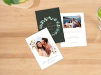 Fotokarten als Save The Date Karten bestellen Drei unterschiedlich gestaltete Fotokarten zum Thema "Save the Date" liegen auf einem Schreibtisch.