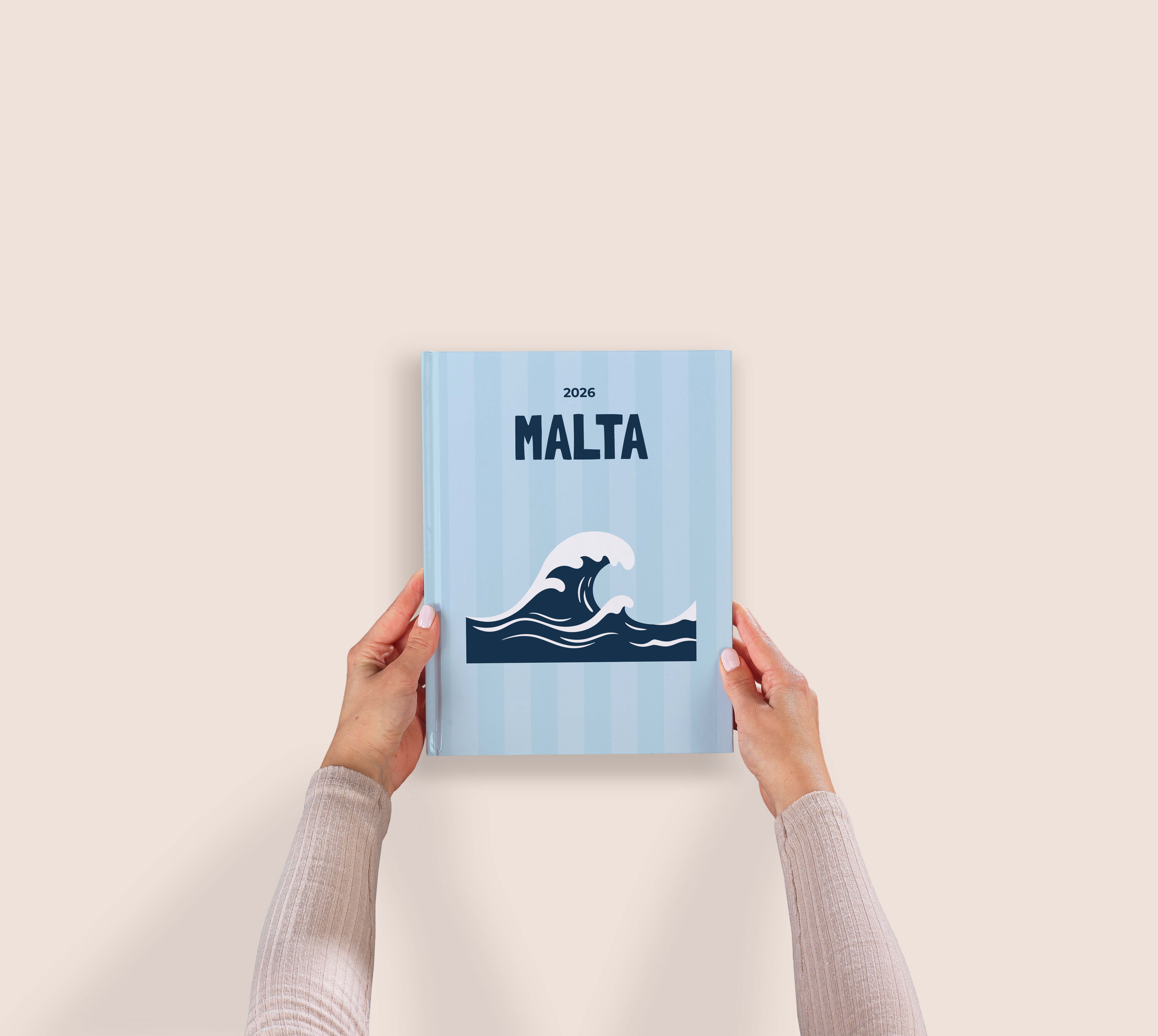 Une personne tient un livre photo de voyage personnalisé dans sa main.