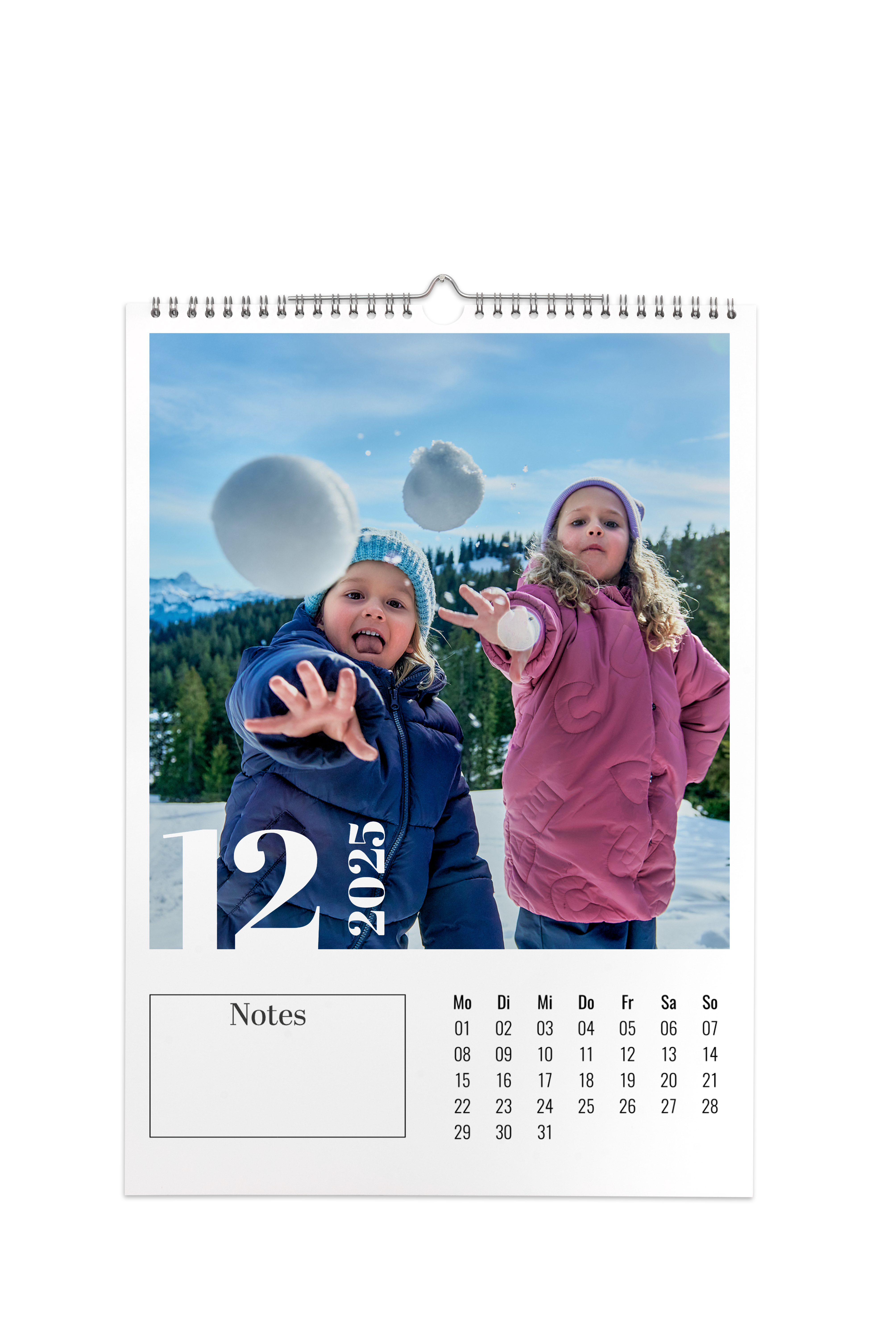 Calendario de pared vertical con la hoja de diciembre y la foto de dos niños lanzando bolas de nieve