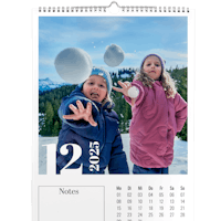 Calendario de pared vertical Calendario de pared vertical con la hoja de diciembre y la foto de dos niños lanzando bolas de nieve