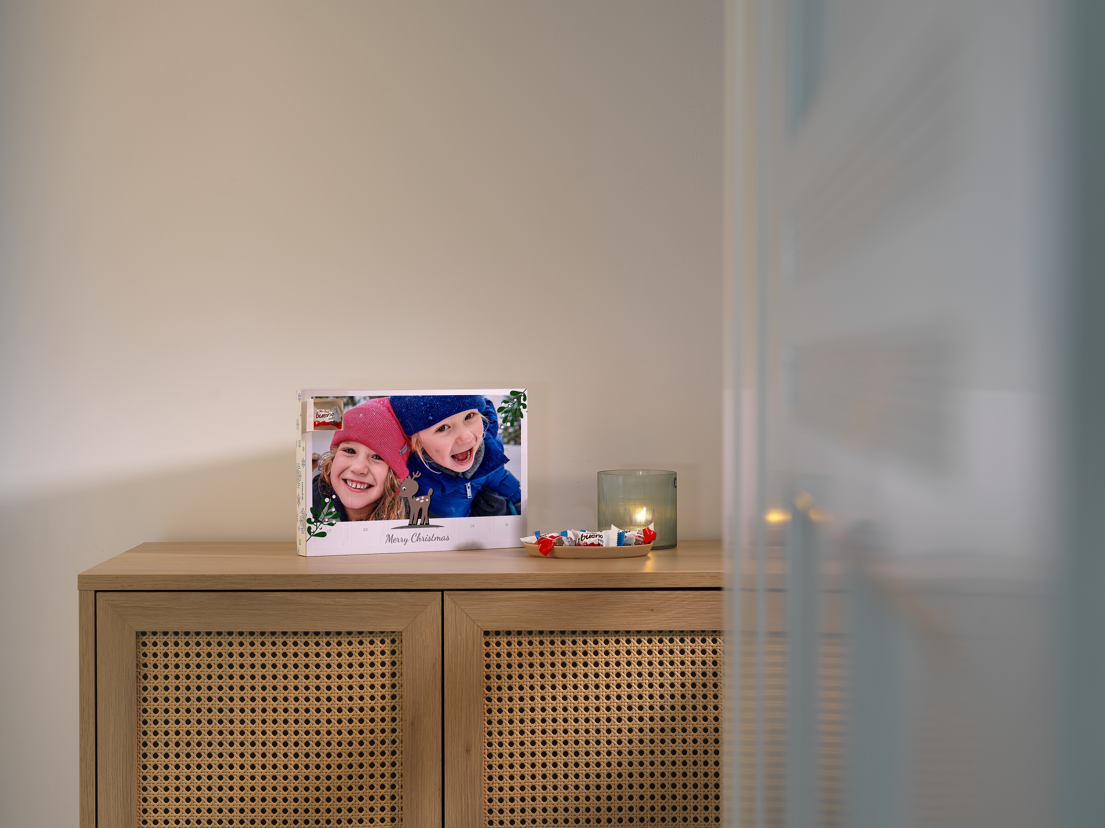 Ein Foto-Adventskalender mit Kinderfoto und Rentier-Motiv.