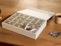 Puzzle Adventskalender mit eigenem Foto gestalten Ein Puzzle Adventskalender steht auf einem Tisch, die ersten Türchen sind geöffnet.