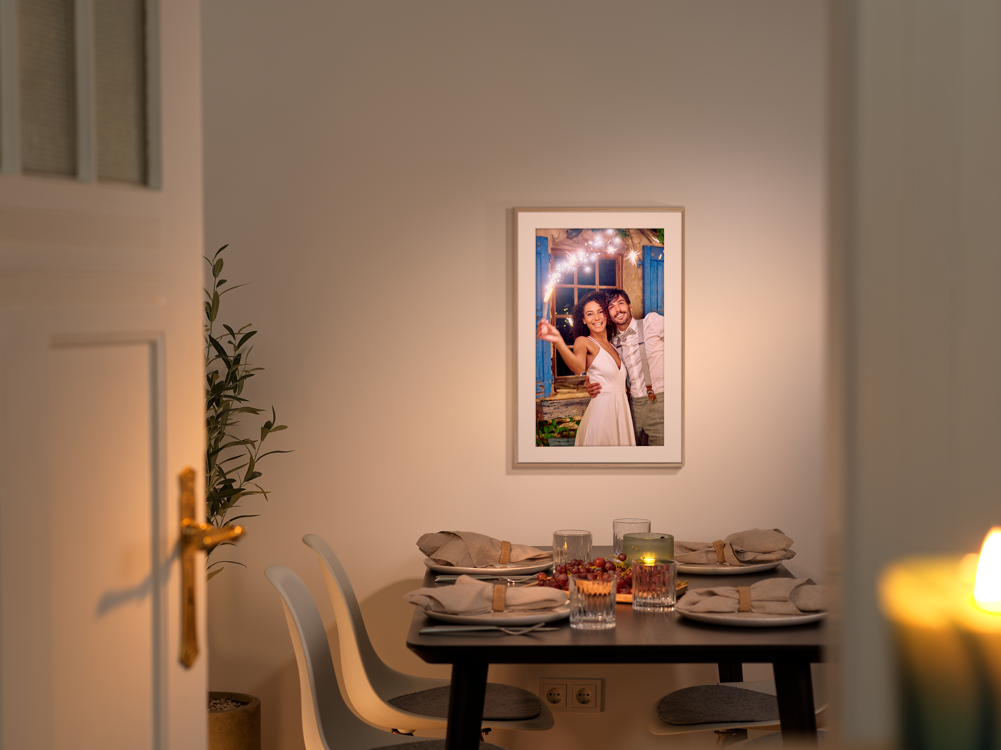 Bild im Rahmen mit einem Hochzeitsfoto an einer grauen Wand