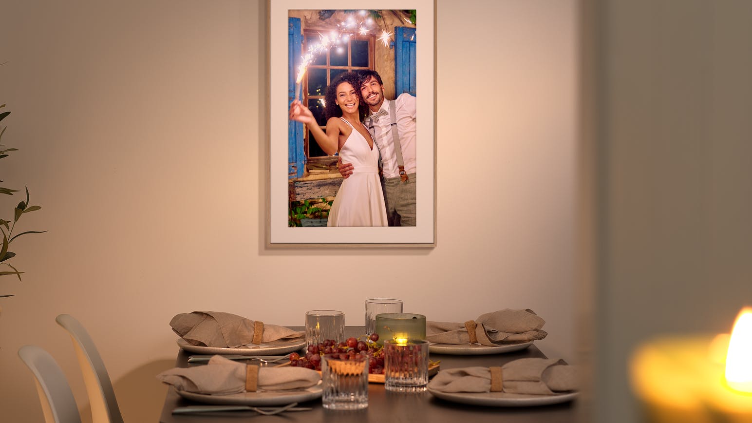 Tableau dans un cadre avec une photo de mariage sur un mur gris