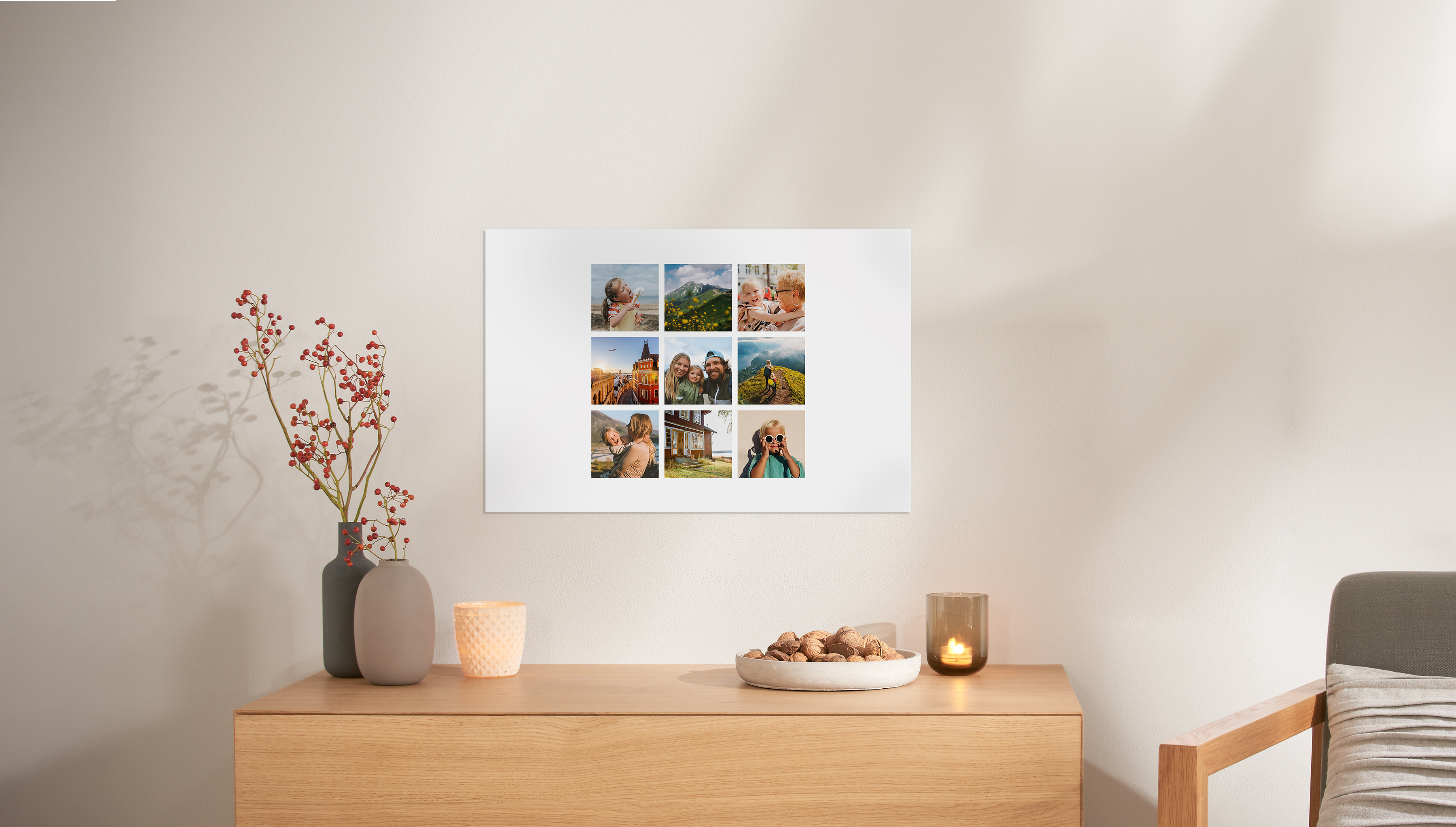 Über einer Kommode hängt ein Fotoposter mit einer Collage aus Familienfotos.