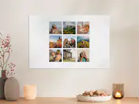 Fotoposter mit einer Collage aus Familienfotos Über einer Kommode hängt ein Fotoposter mit einer Collage aus Familienfotos.