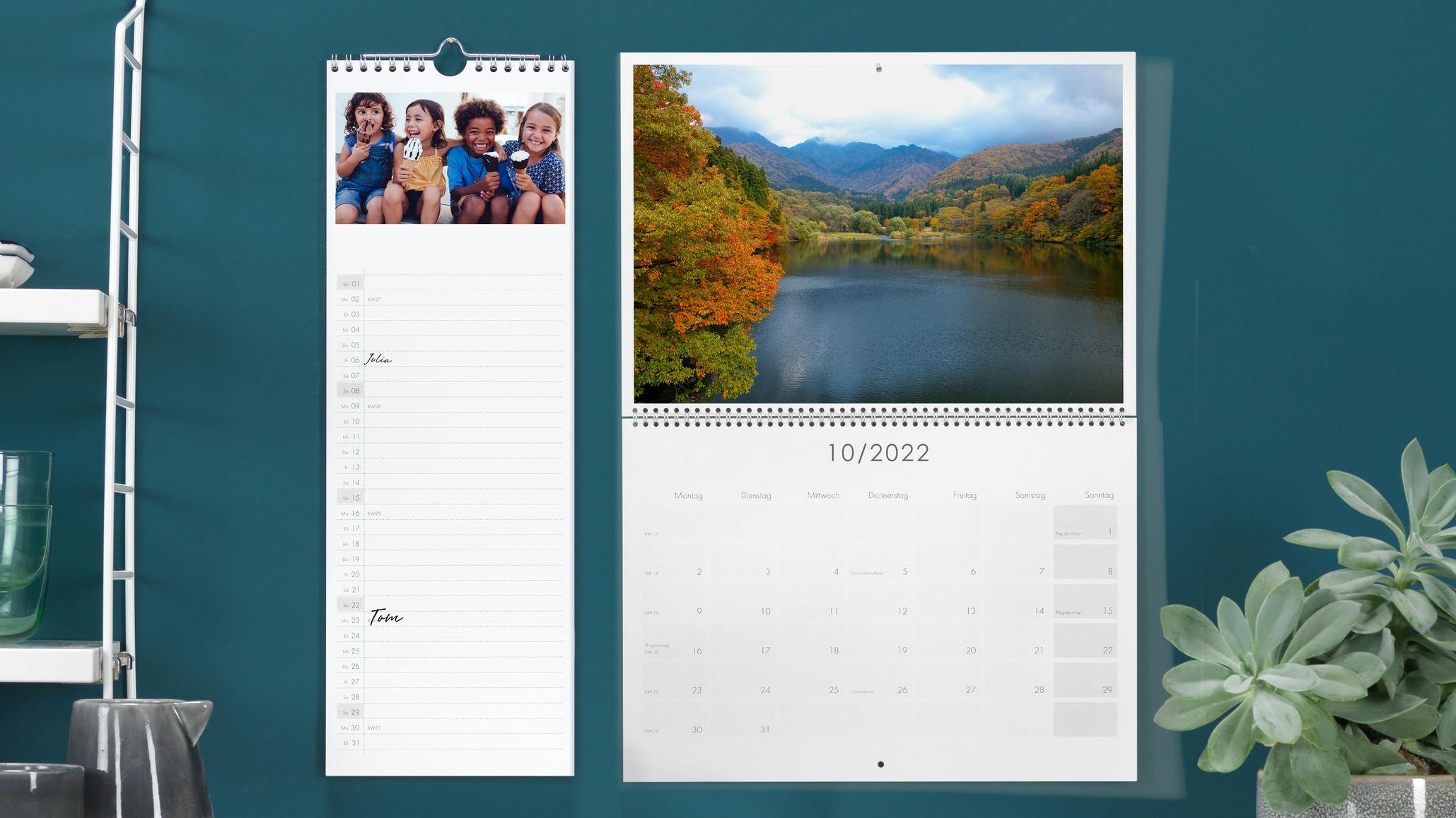 Calendarios organizadores o de cocina con fotos de un paisaje y unos niños en una pared azul