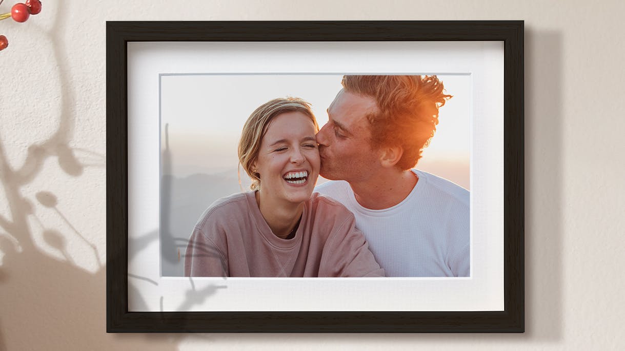 Foto con marco para colgar con fotografía de pareja