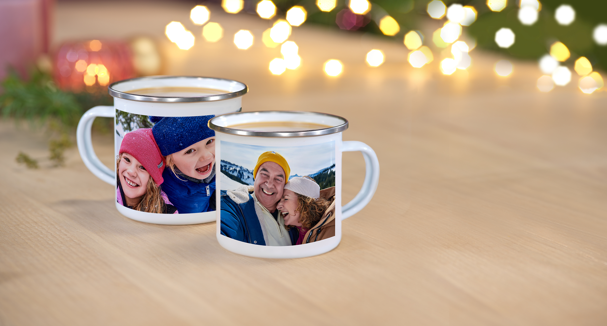 Två muggar med bilder av barn i snön
