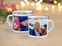 Fotomokken maken Twee fotomokken met foto's van kinderen in de sneeuw erop.