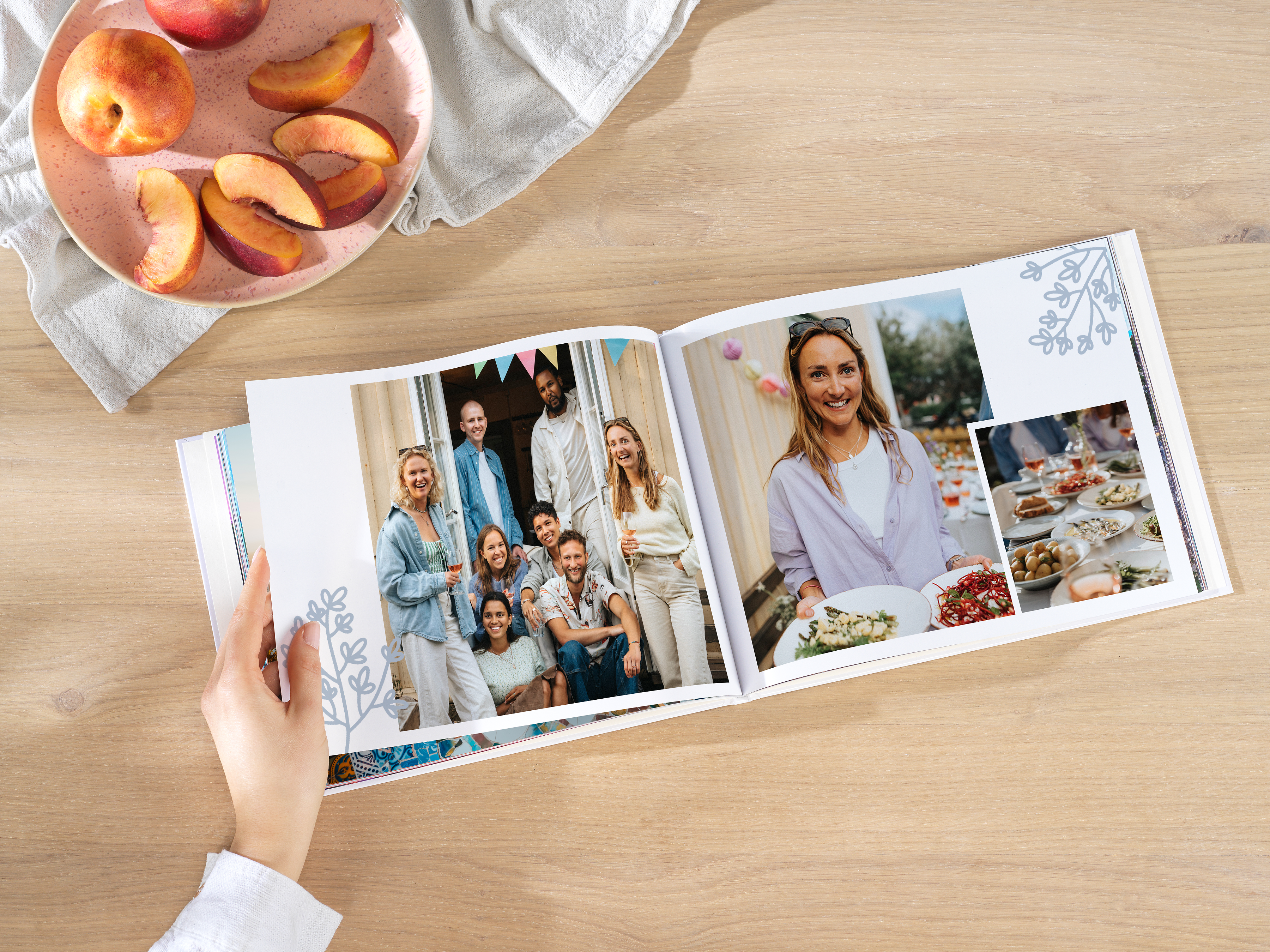 Avattu kuvakirja kesäkuvilla