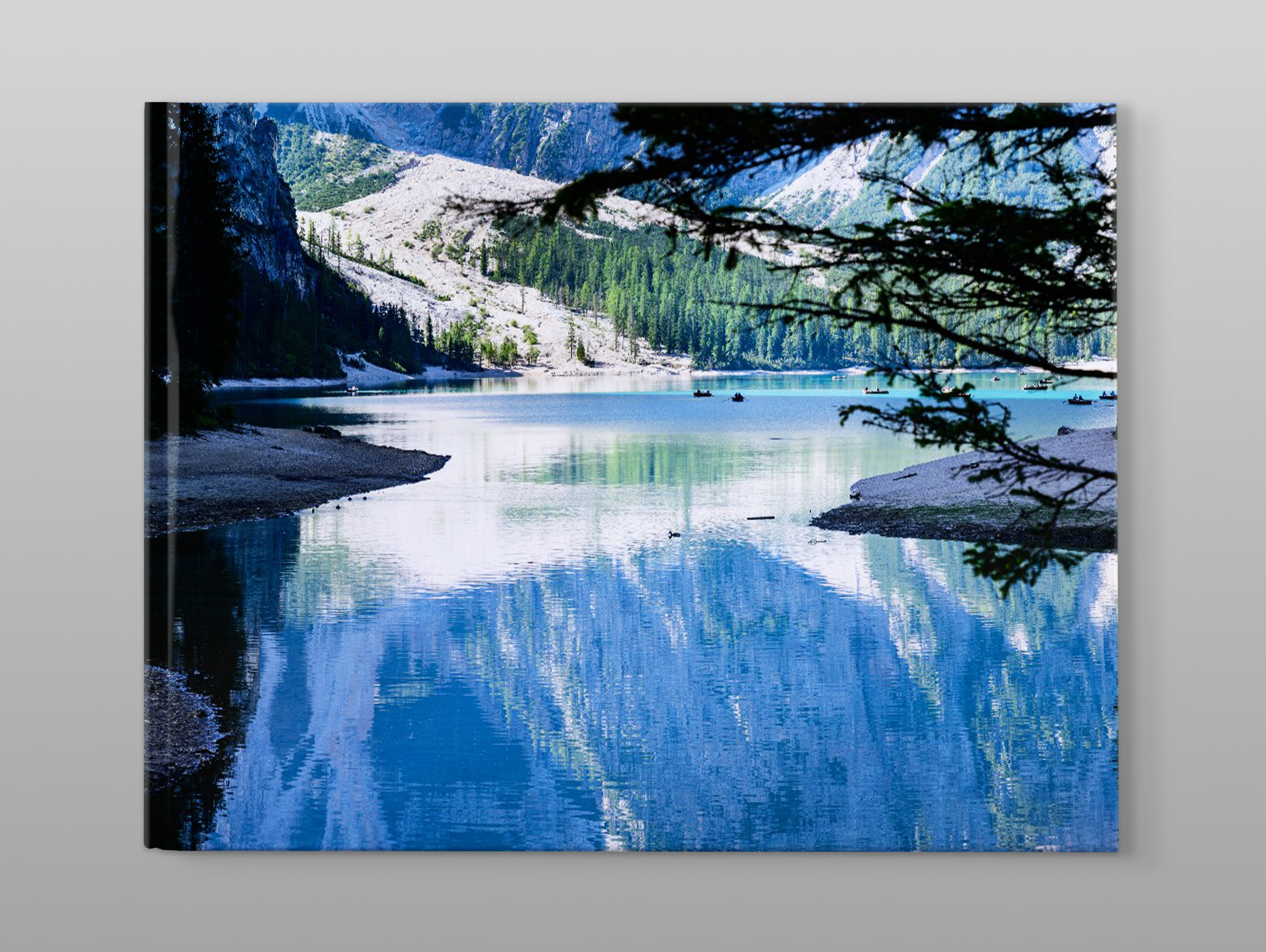 Cover eines Pixum Fotobuch Kundenbeispiels von Südtirol vor grauem Hintergrund