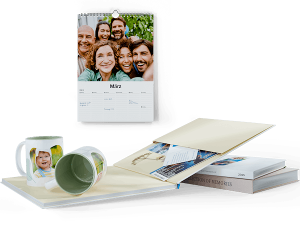 Produktmix aus einem Wandkalender als Wochenkalender, einer Fototasse und einer Erinnerungstasche mit verschiedenen Bildern von einer Familie