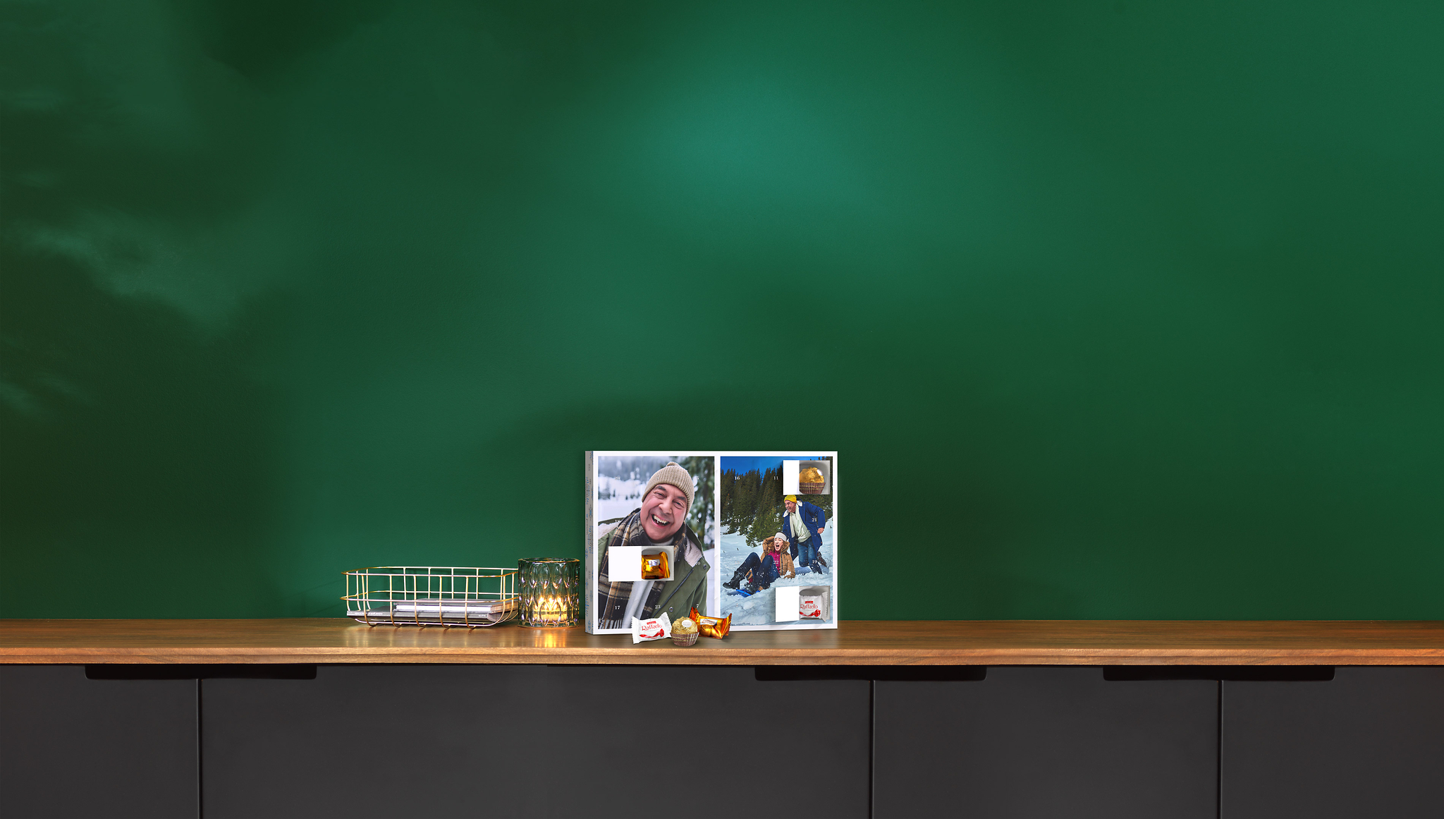 Ein mit Ferrero Pralinen befüllter Adventskalender auf dem eine Fotocollage aus zwei Fotos zu sehen ist.