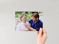 13 cm Fotoabzug mit einem Bild von Freunden 13 cm Fotoabzug mit einem Bild von zwei lachenden Freunden