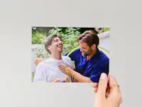 13 cm Fotoabzug mit einem Bild von Freunden 13 cm Fotoabzug mit einem Bild von zwei lachenden Freunden