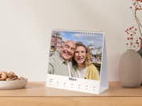 Tischkalender zum Aufstellen mit dem Bild von einem Paar Tischkalender mit einem Foto eines Paares und einem Wochenkalendarium mit Platz für Terminen zum Eintragen.