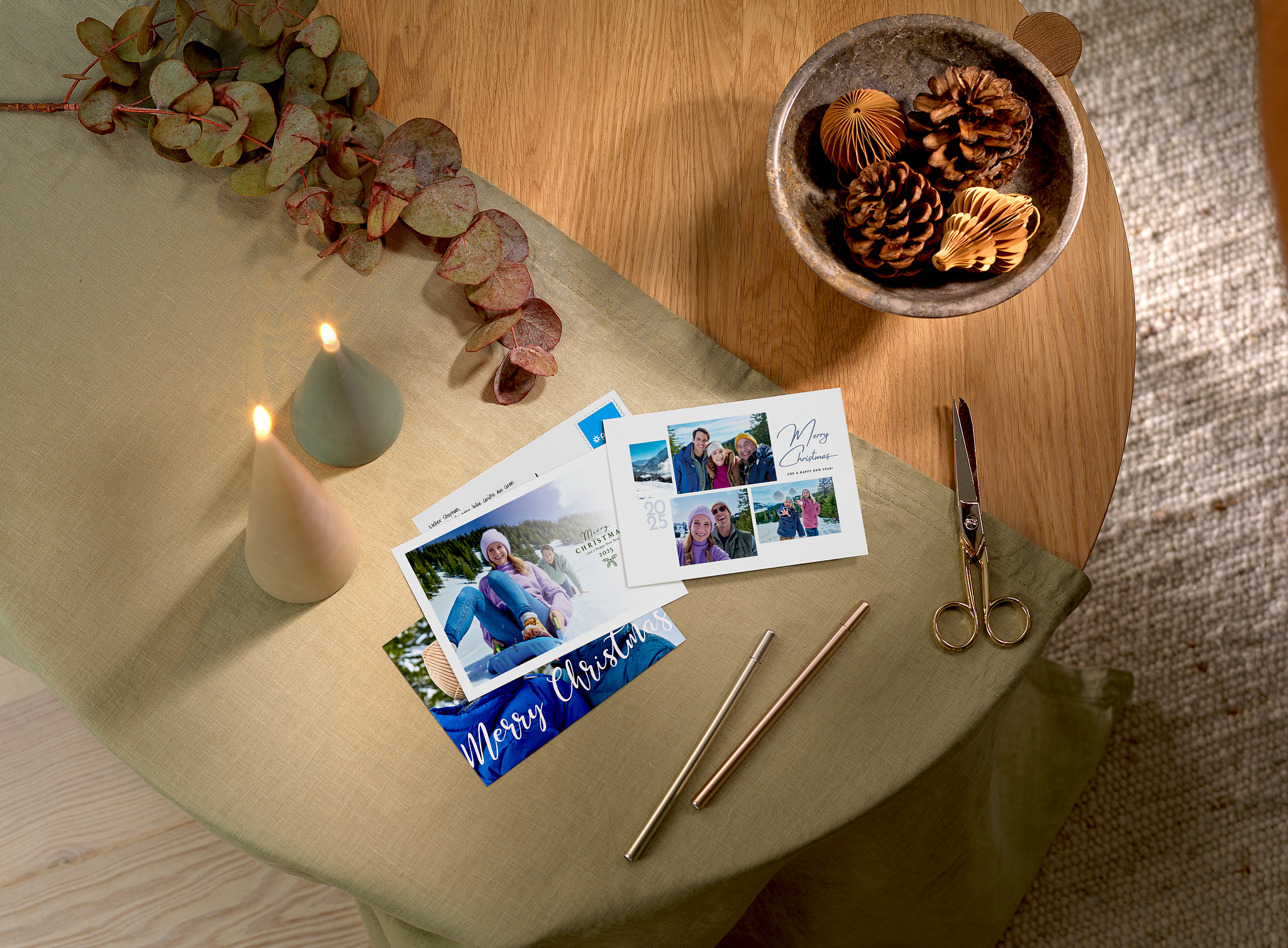 Tarjeta de Navidad personalizada con fotos de familia y colocada sobre una mesa 