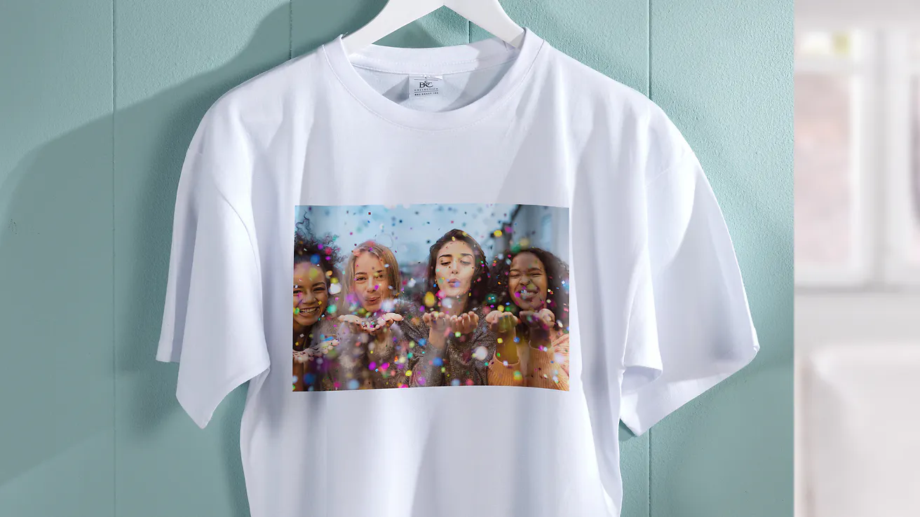 T-shirt personalizzata con foto di amiche a un festival