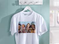 T-Shirt mit Foto von Freunden auf einem Festival T-Shirt mit Foto von Freunden auf einem Festival an einer Garderobe