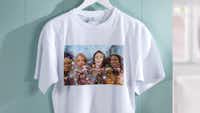 T-Shirt mit Foto von Freunden auf einem Festival T-Shirt mit Foto von Freunden auf einem Festival an einer Garderobe