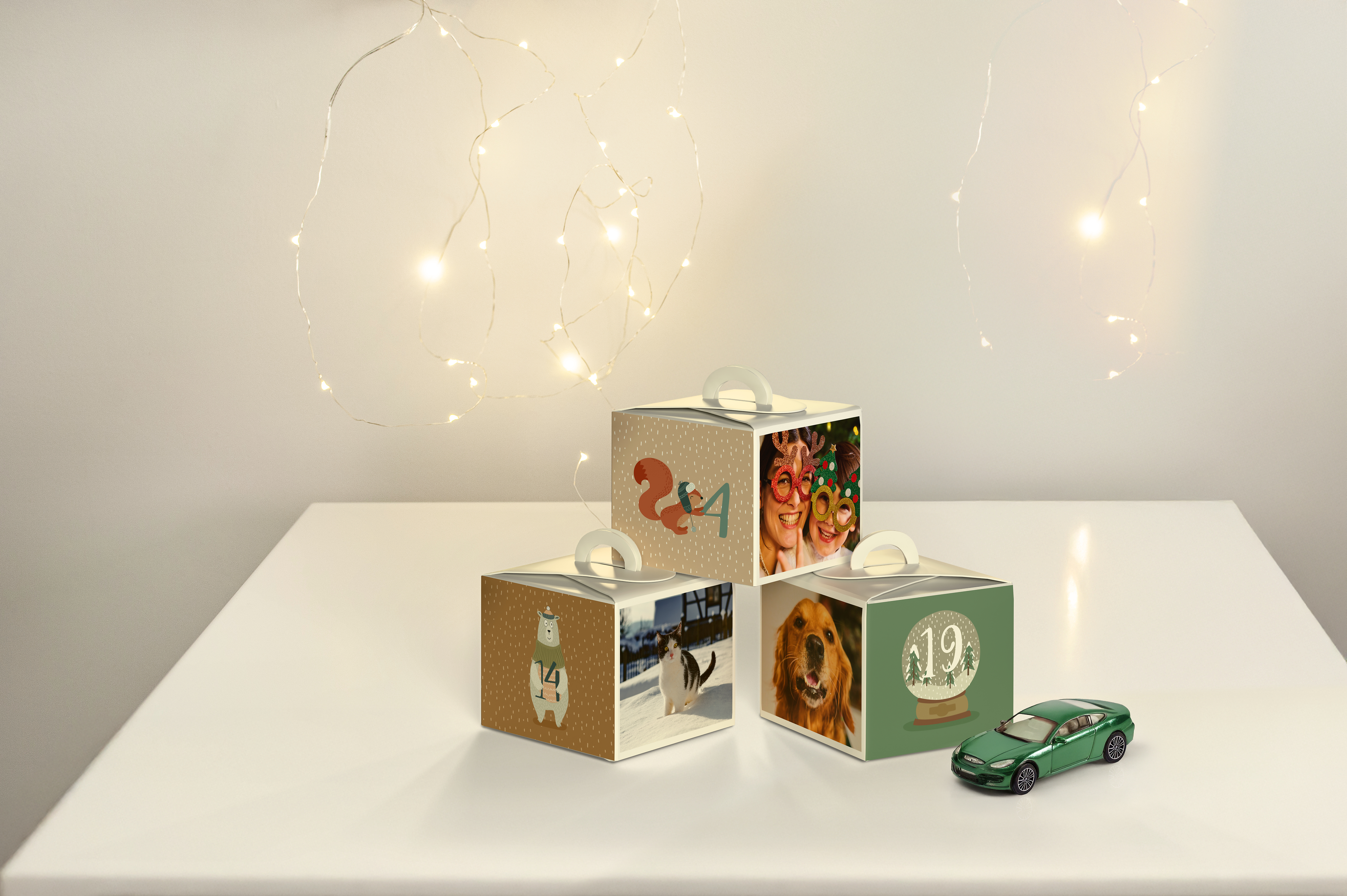 Drei Schachteln eines Adventskalenders stehen auf einer Kommode.