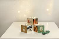 Llenar el calendario de Adviento en forma de caja con fotos para tus seres queridos Hay tres cajas de un calendario de Adviento sobre una cómoda.