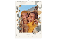 Wandkalender gestalten Wandkalender mit einem blumigen Design und einem Bild von zwei Verliebten