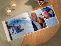Pixum Fotobuch als Weihnachtsgeschenk gestalten Pixum Fotobuch mit Familienfotos aus dem Winterurlaub.