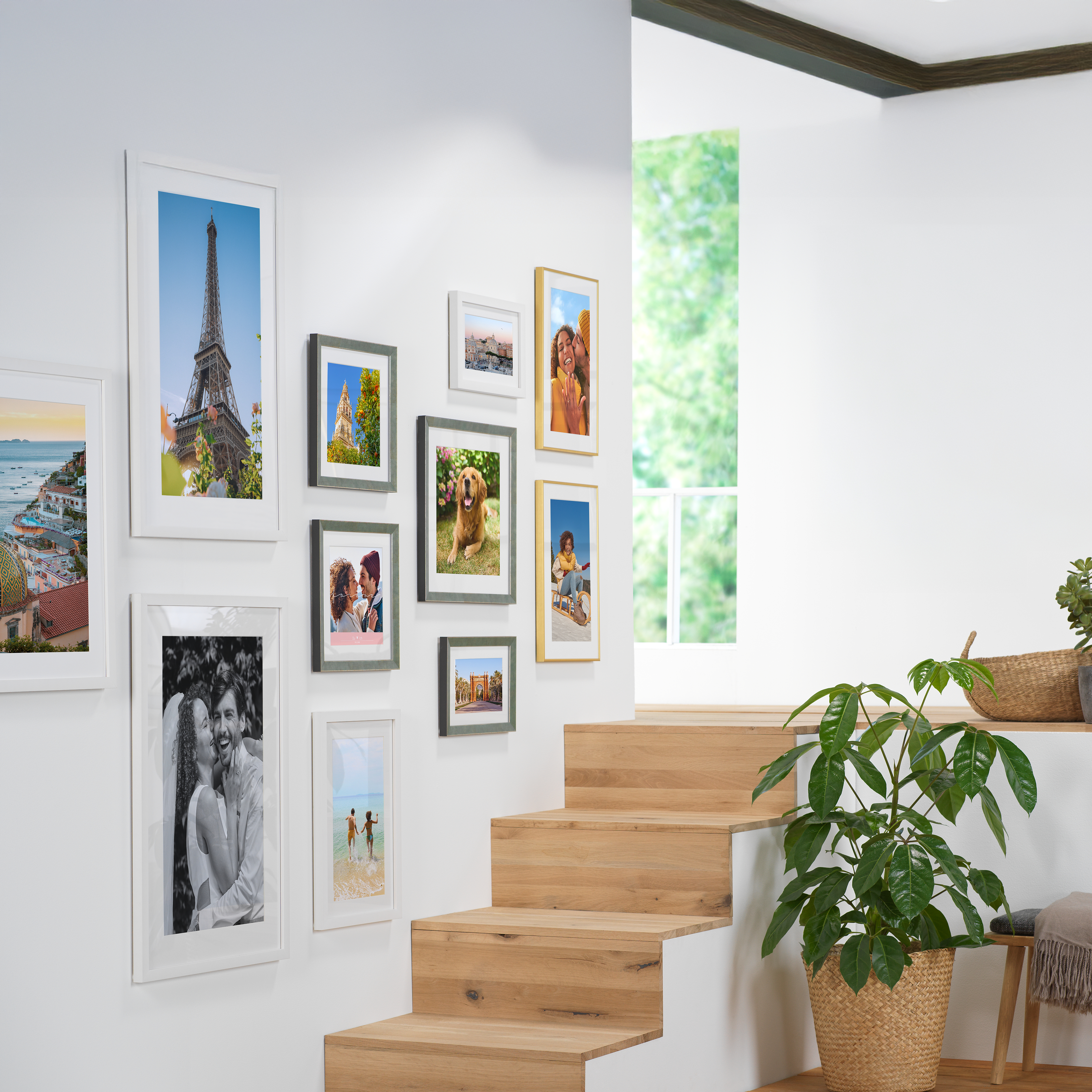 Mehrere gerahmte Poster mit Familienfotos hängen an einer Wand.