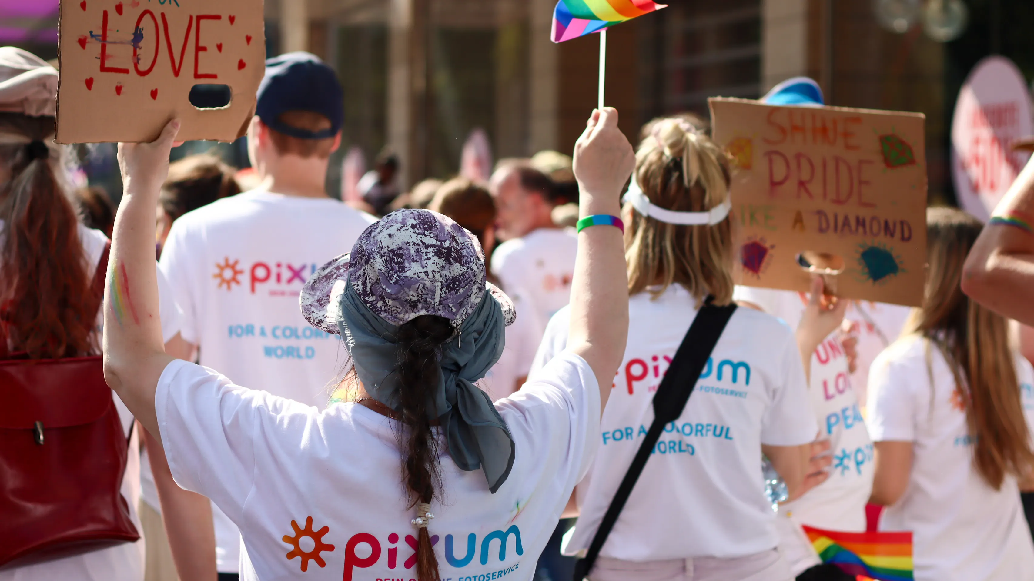 Pixum Mitarbeitende demonstrieren beim CSD in Köln Pixum Mitarbeitende demonstrieren beim CSD in Köln