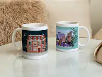 Mugs photo de Noël sur une table Mugs photo de Noël sur une table