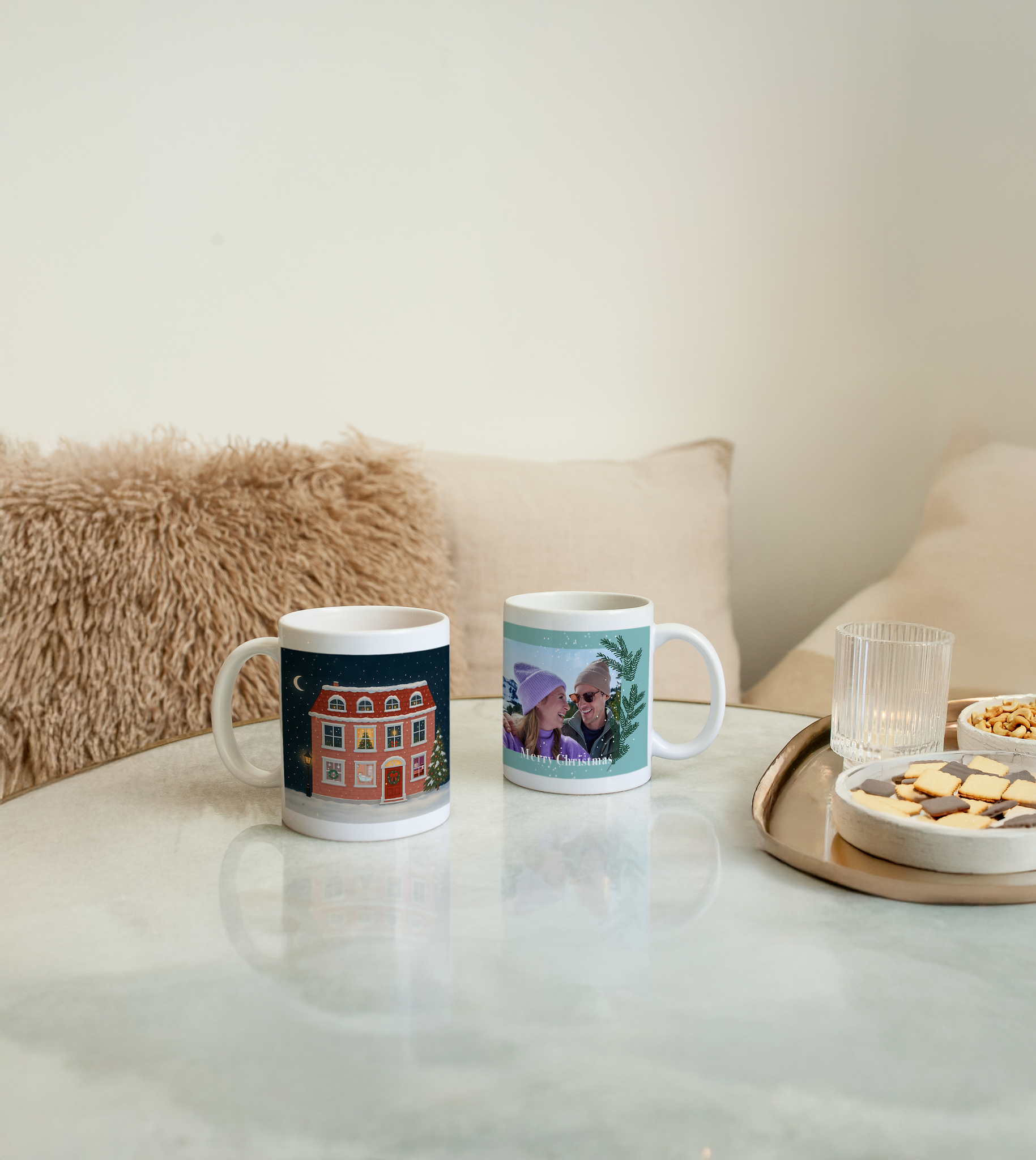 Fototassen im Panoramadruck mit Weihnachtsdesign auf einem Tisch 